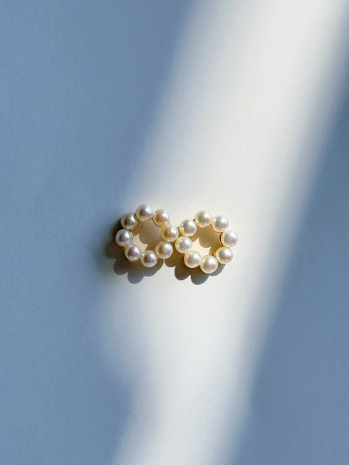 Exquisite Floral Circle Mini Pearl Stud Earrings
